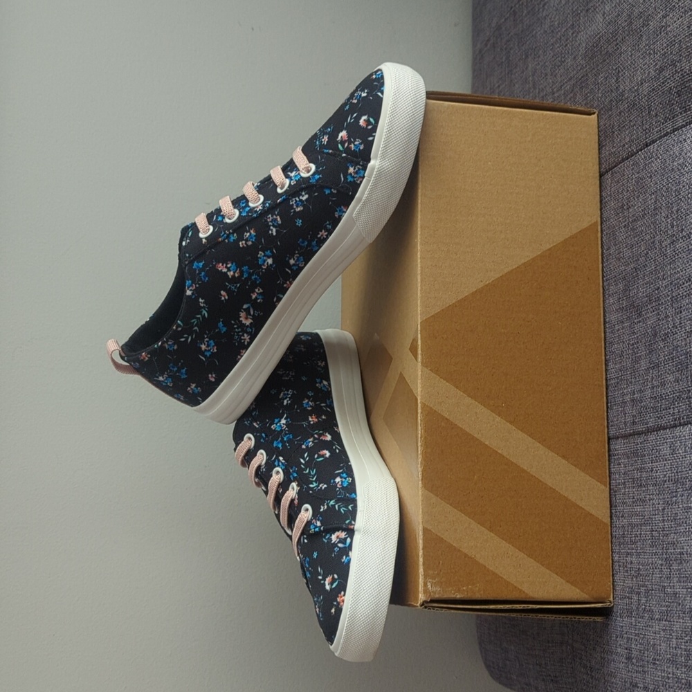 Brand New girls casual shoes sz 2